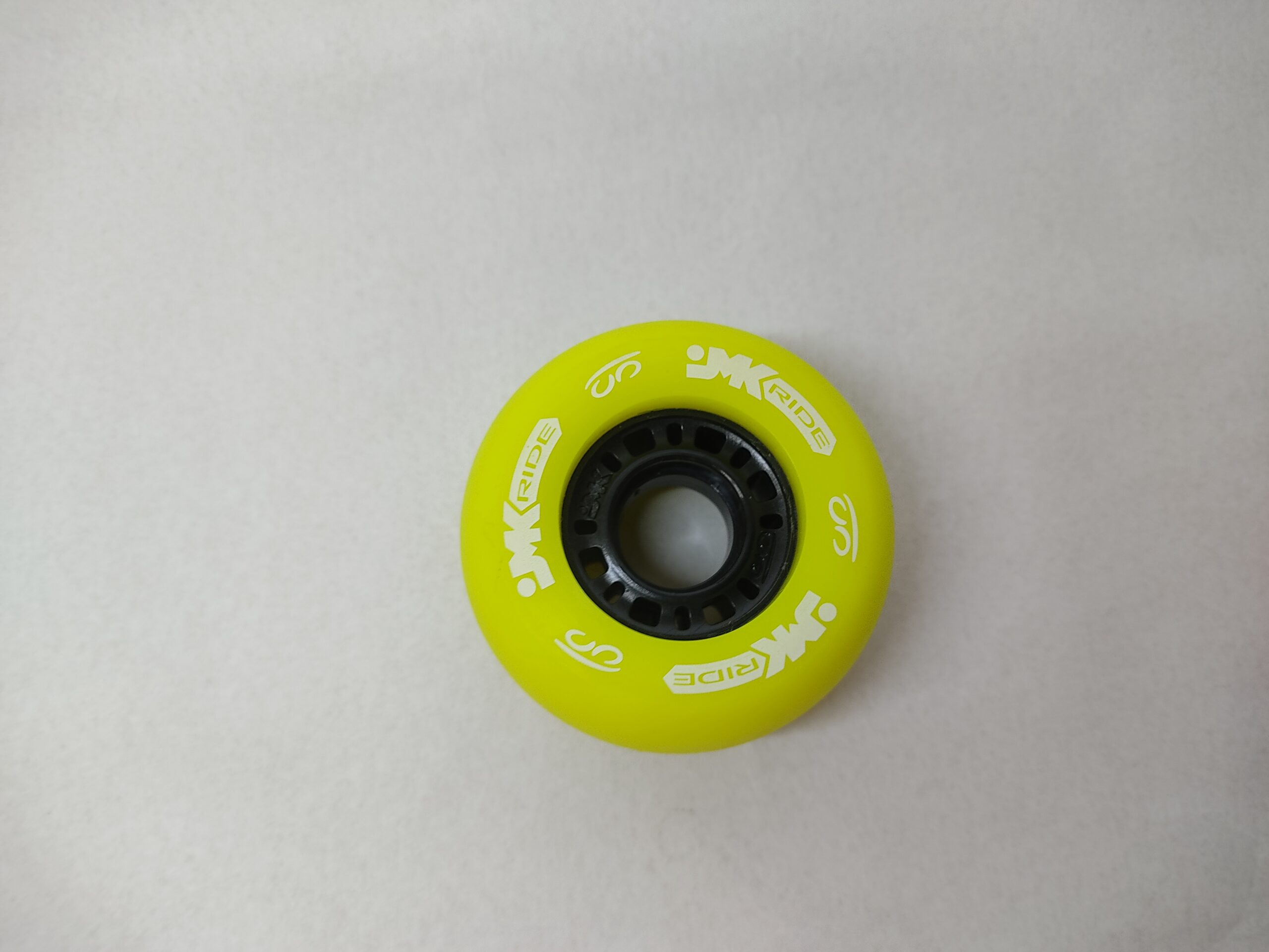 Rueda de freeskates de color amarillo de la marca jmk, utiles para otros patines.