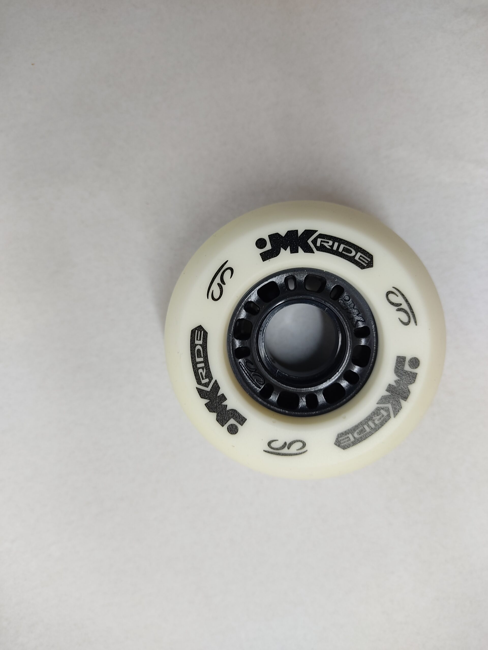Rueda de freeskates de color blanco de la marca jmk.