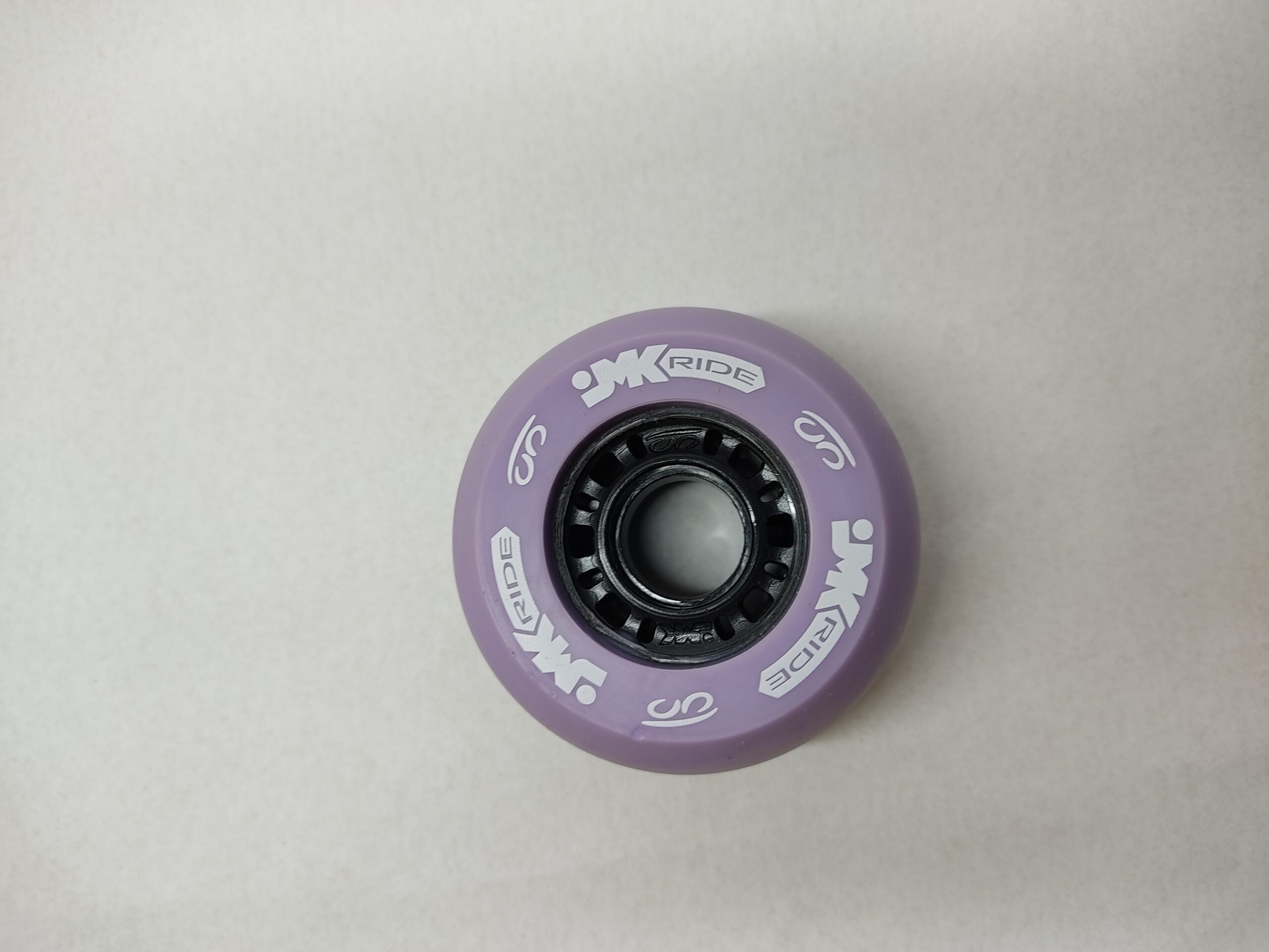 Rueda de freeskates de color lila de la marca jmk.