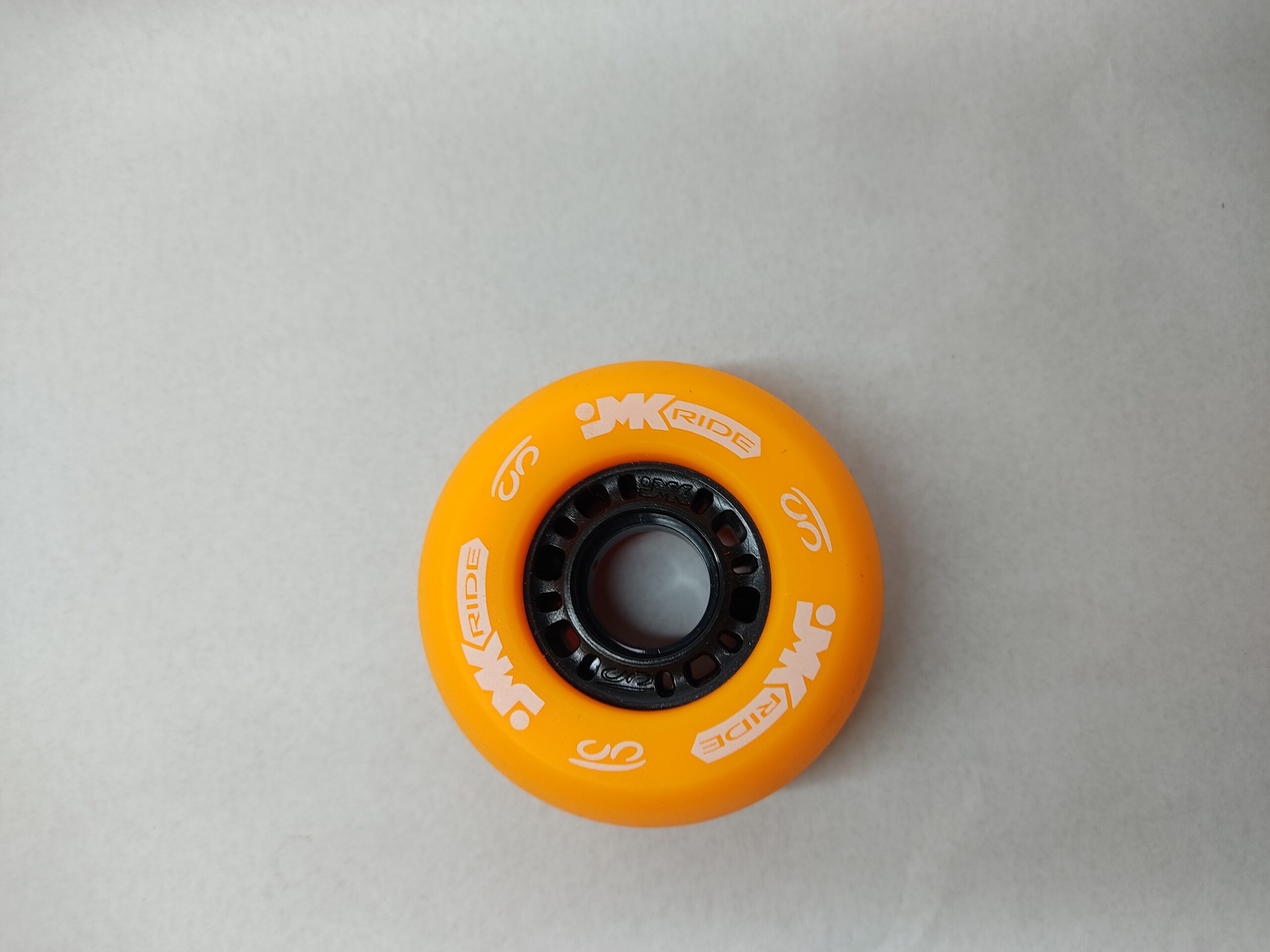 Rueda de freeskates de color naranja de la marca jmk funciona con otros modelos
