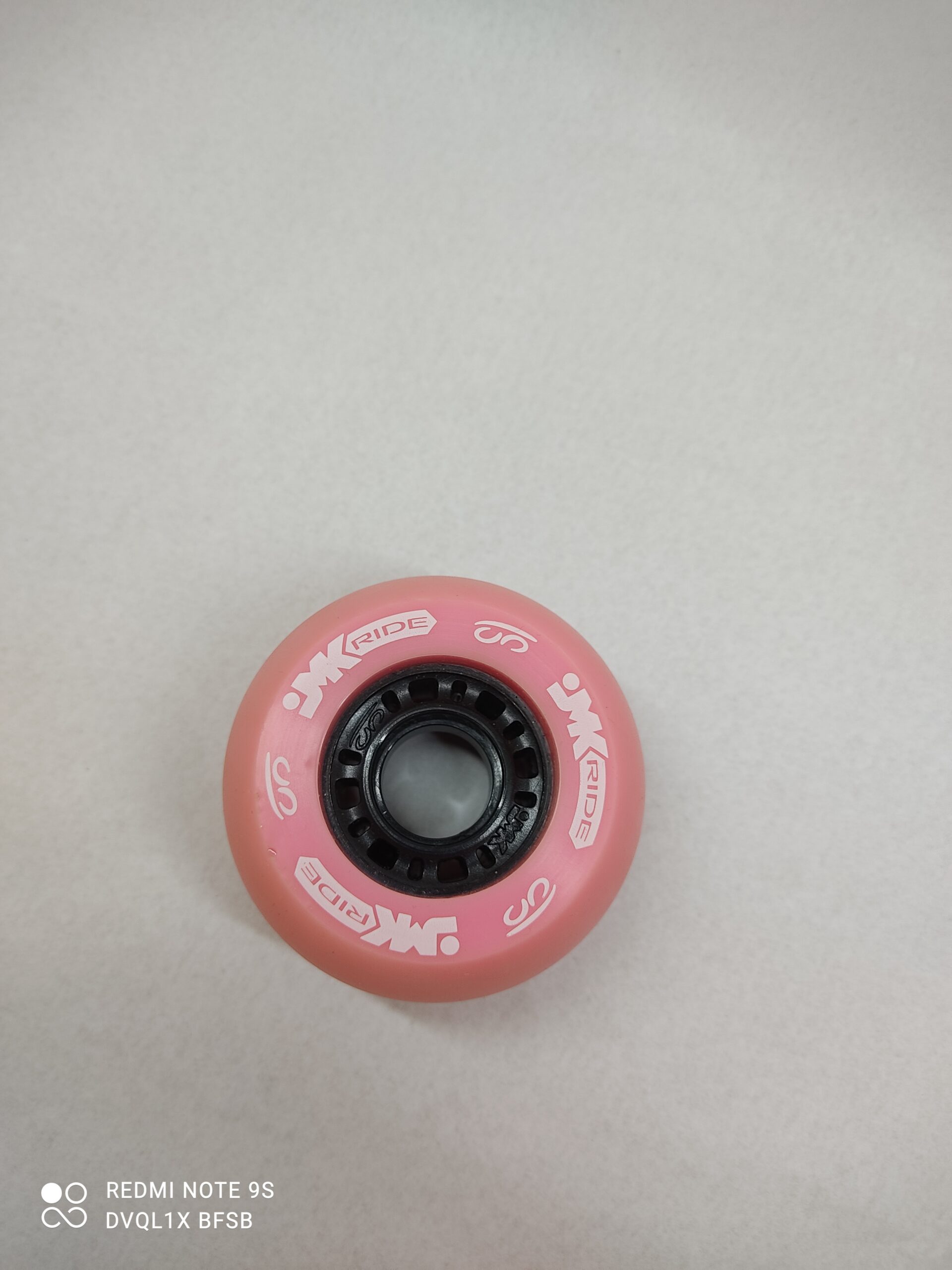 Rueda de freeskates de color rosa de la marca jmk.