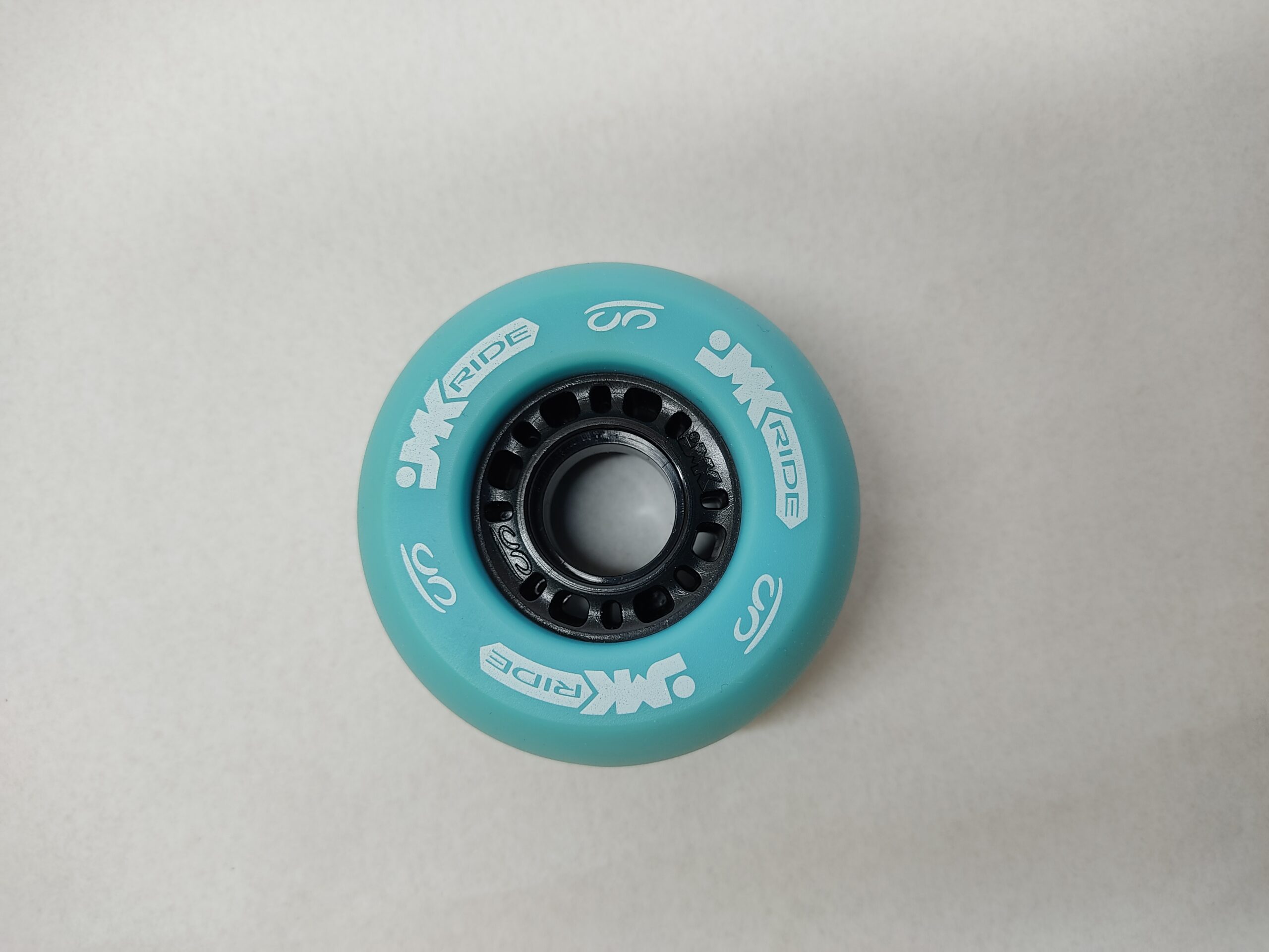 Rueda de freeskates de color turquesa de la marca jmk habil para otras marcas como freeline