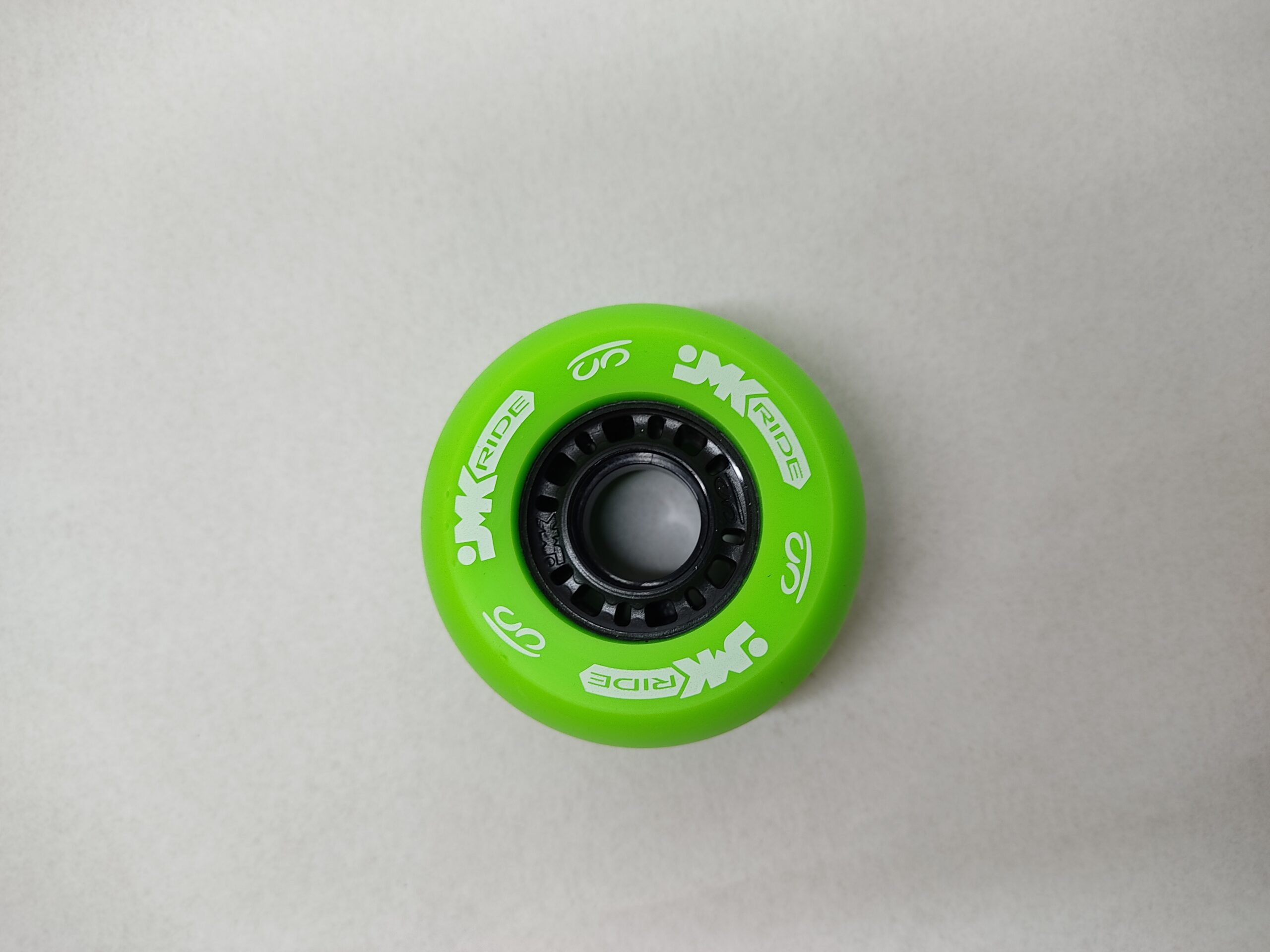 Rueda de freeskates de color verde de la marca jmk,