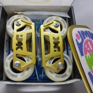 Patines dorados de la marca jmk dentro de su caja.