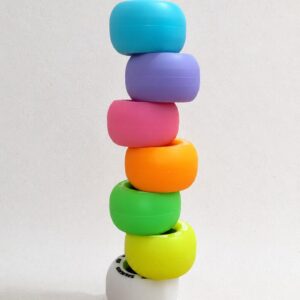 Ruedas de la marca jmk apiladas en una columna, varios colores disponibles.