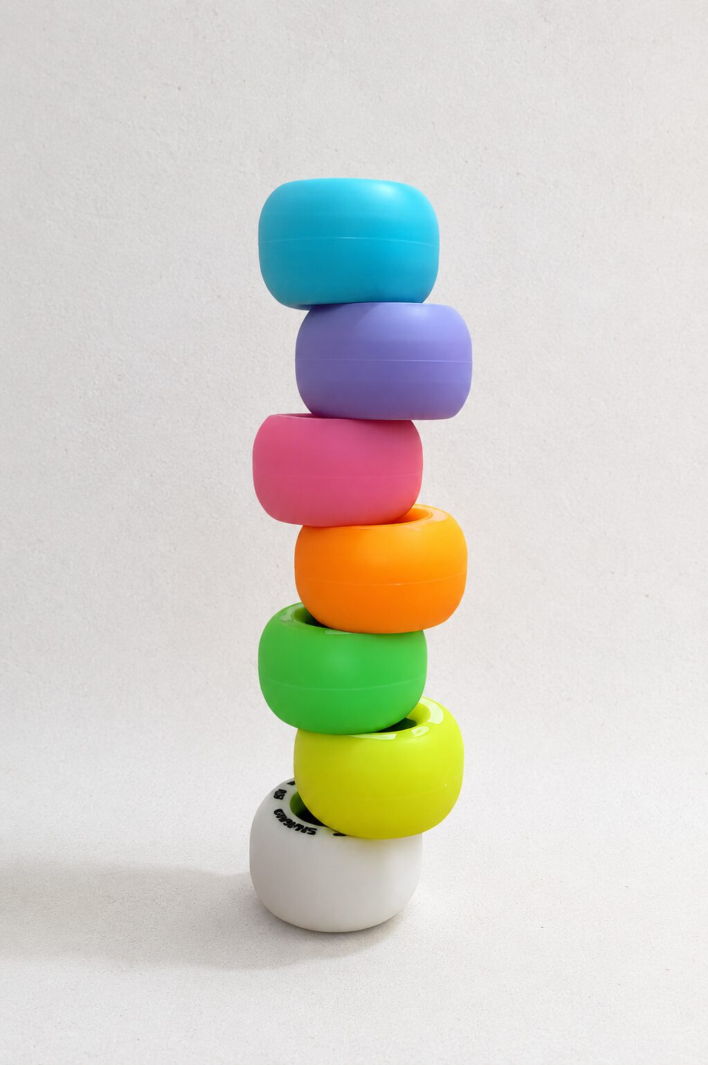 Ruedas de la marca jmk apiladas en una columna, varios colores disponibles.