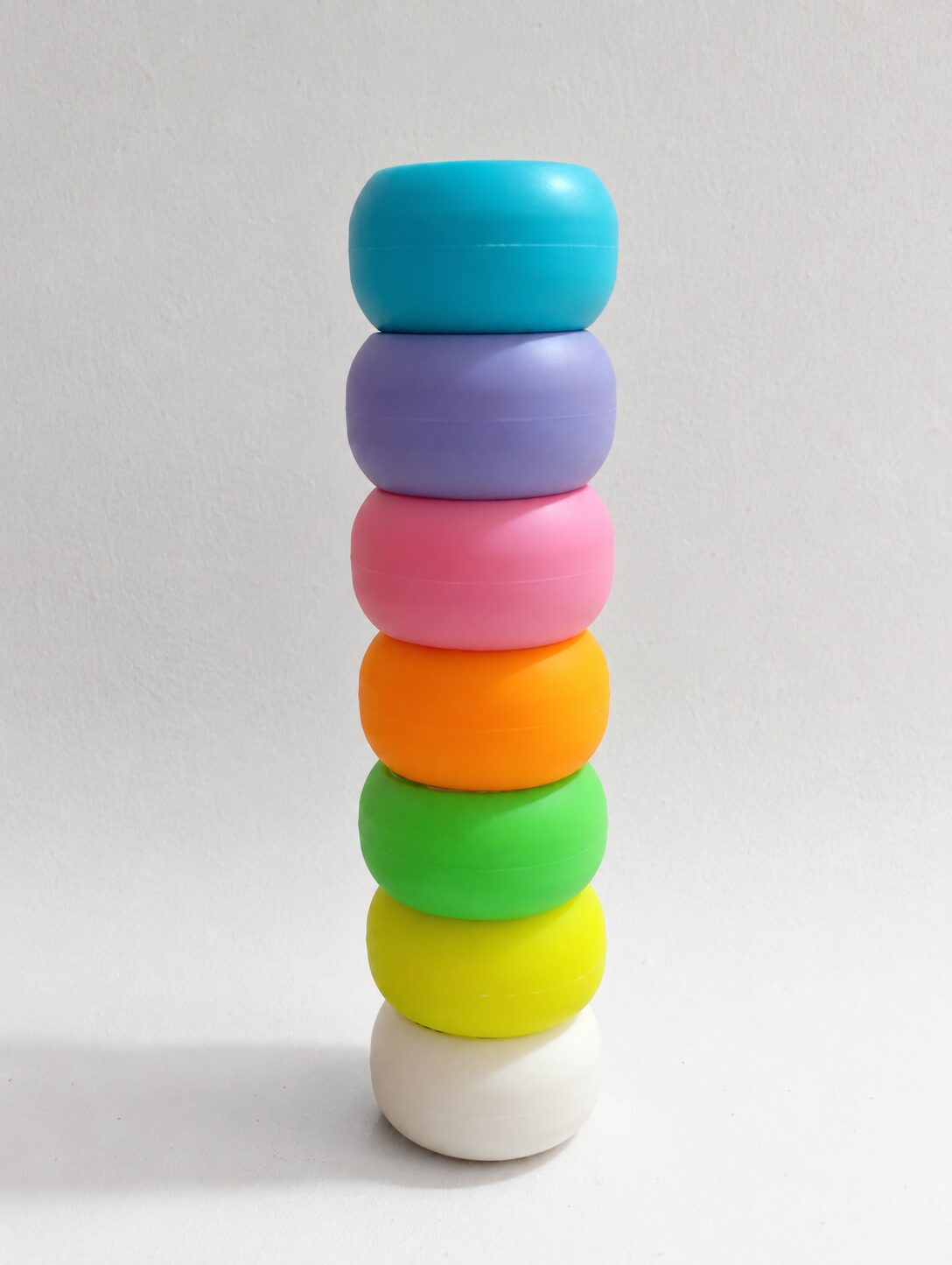 Ruedas disponibles de varios colores en columna vertical.
